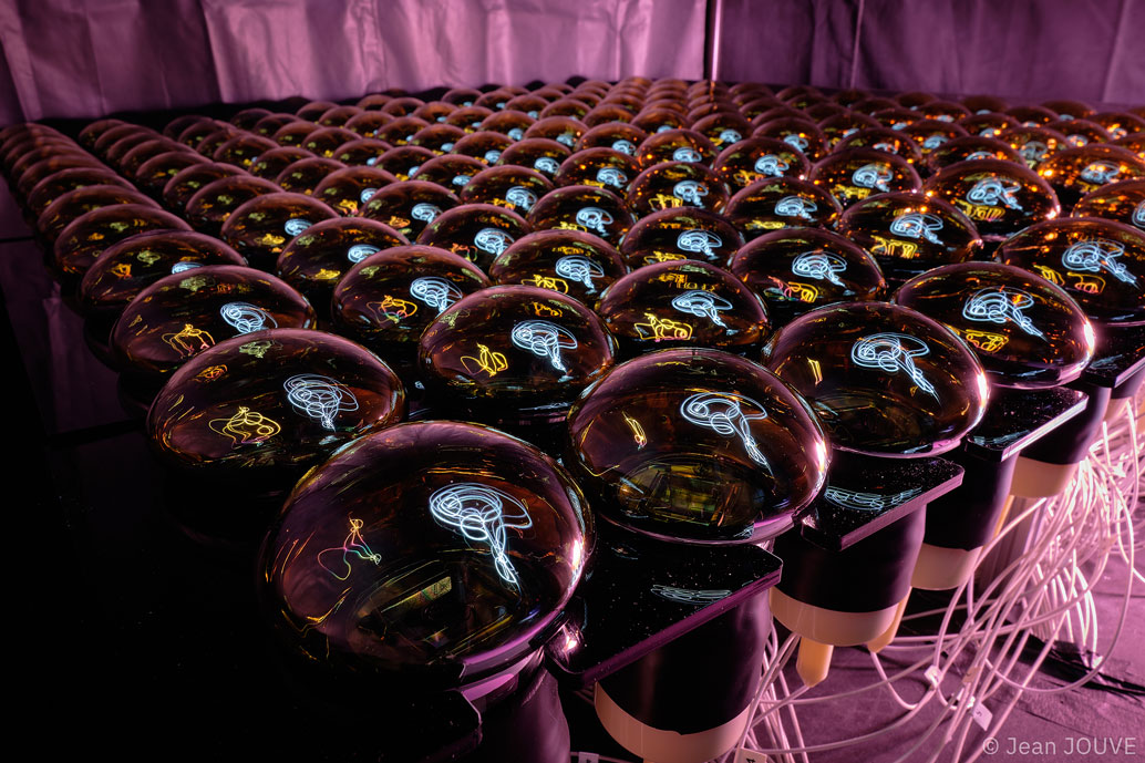 Photo des 128 PM de taille 3 pouces utilisés au LP2i Bordeaux dans une chambre noire pour tester les performances de l’électronique de lecture de JUNO. ©LP2I Bordeaux_JeanJouve