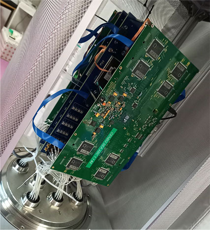 Prototype final l’électronique JUNO permettant de numériser les signaux de 128 PM 3 pouces. Au premier plan, on observe la carte de lecture développée au LP2i Bordeaux et équipé de 8 puces CATIROC. ©LP2I Bordeaux_Neutrino